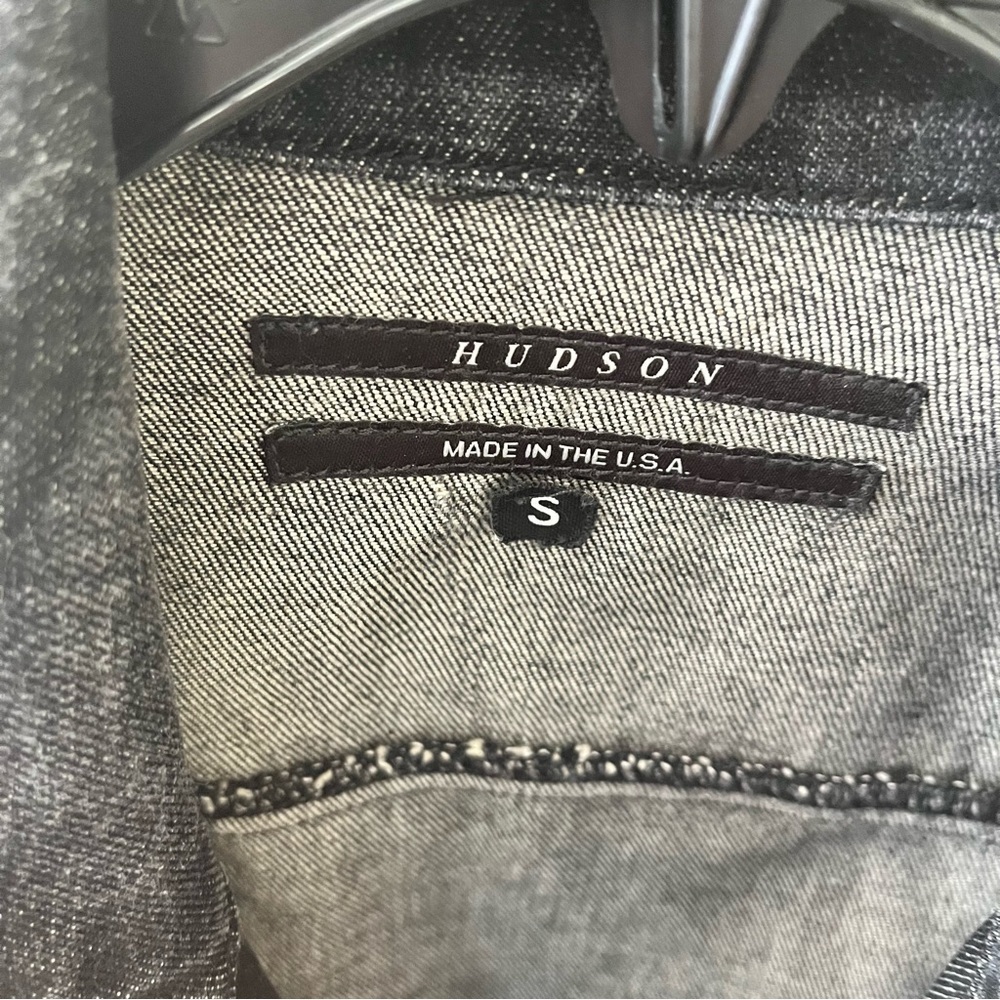 Womens Hudson Trucker jacket

Black distressed

Size S

Buttons

Pockets - Picture 4 of 6